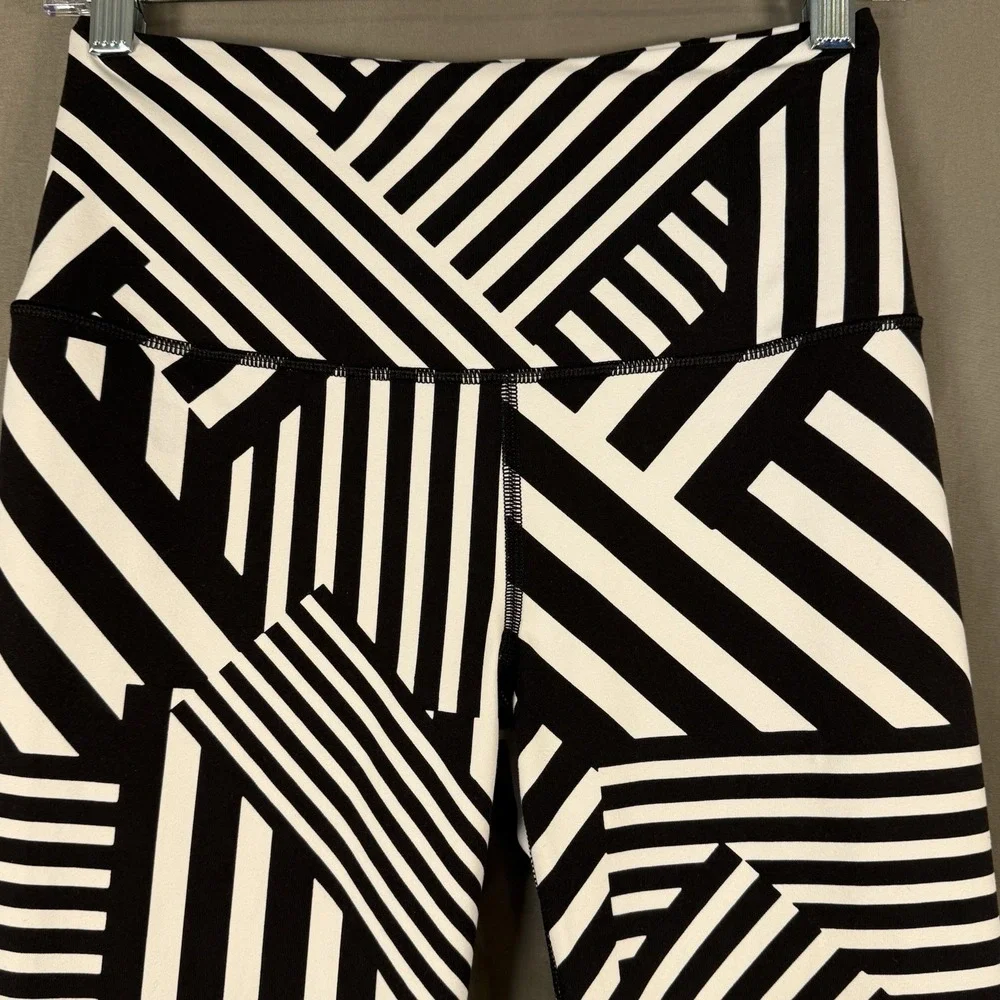Victoria's Secret Knockout Crop Leggings Black White Geometric Print Small - Picture 3 of 8
